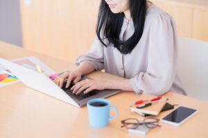 匿名で浮気を会社にばらされた！相手の特定と対処法を解説