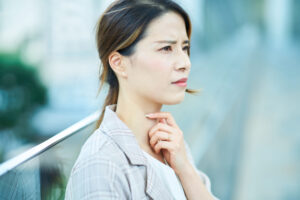 不倫相手と配偶者に制裁を与える合法的な方法と社会的制裁のリスク