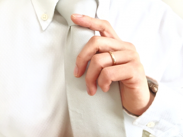 単身赴任中の夫が浮気・不倫?妻はどうする?証拠と慰謝料請求