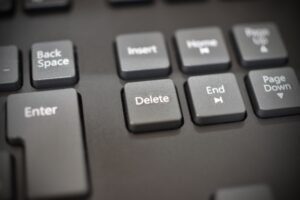 ネットの誹謗中傷を削除するには？削除依頼の方法と費用を解説