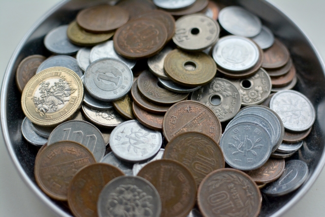 硬貨を１度に２０枚以上出すと威力業務妨害になる？