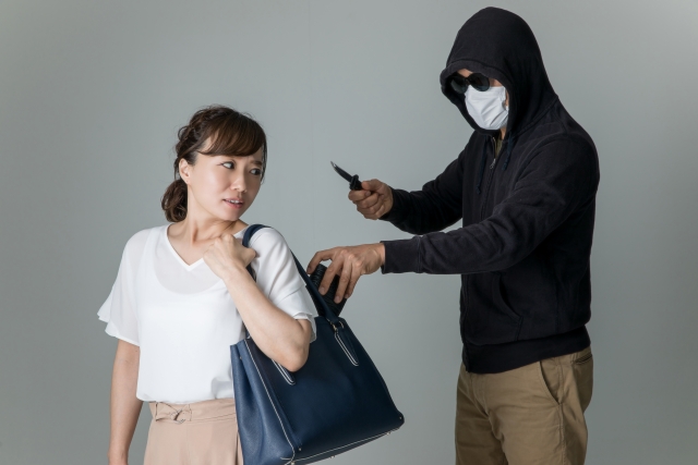 強盗と窃盗の違いは暴行または脅迫を手段とするか否か