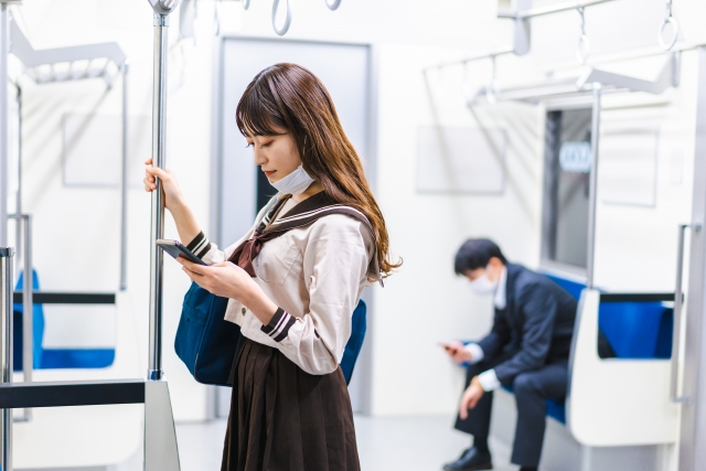 電車内の盗撮がバレたらどうなる？事例・逮捕後の流れを解説