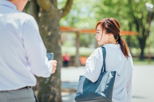 街中等で着衣の女性を服の上から撮ると盗撮？後ろ姿の場合は？