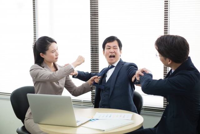 集団暴行罪とは?その場にいただけでも成立?弁護士が詳しく解説