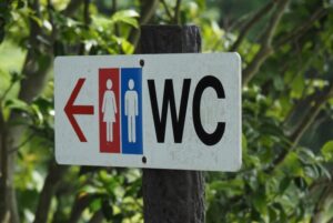 トイレ盗撮で在宅捜査を受けた男性が示談成立で不起訴になった事例