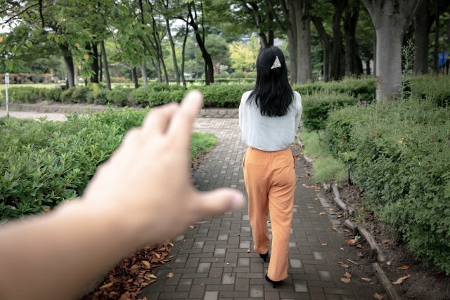 路上痴漢とは？逮捕される？問われる罪と逮捕回避方法を解説