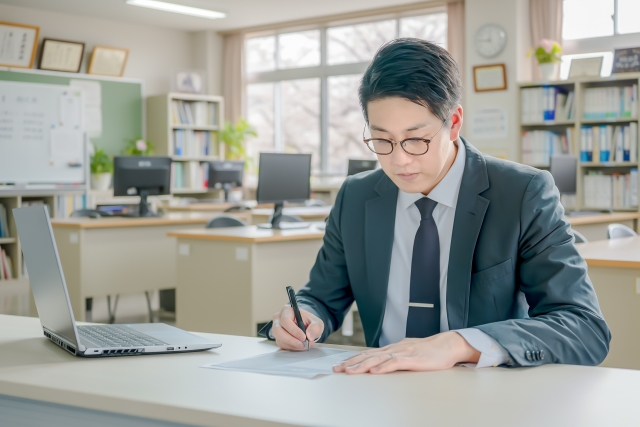 公務員が痴漢したらどうなる?懲戒処分・失職の基準と回避法