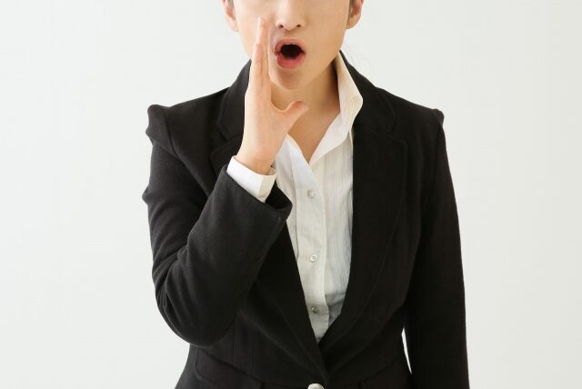 不貞行為を会社に報告すると名誉毀損などの罪に!他の制裁方法を解説